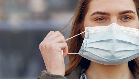 Desde el inicio de la pandemia del Covid-19 en el año 2020, el uso de mascarilla ha sido una obligación para todos los habitantes del país y del mundo. 